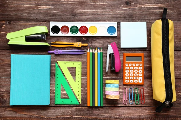 Fournitures scolaires sur table en bois marron — Photo