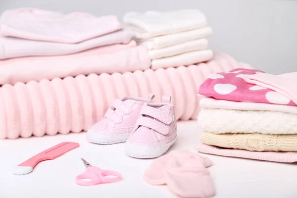 Pakaian dengan perlengkapan bayi dengan latar belakang putih — Stok Foto