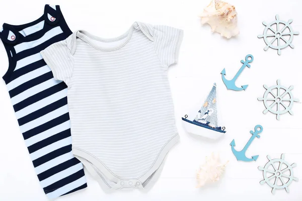 Baju bayi dengan dekorasi laut pada latar belakang putih — Stok Foto