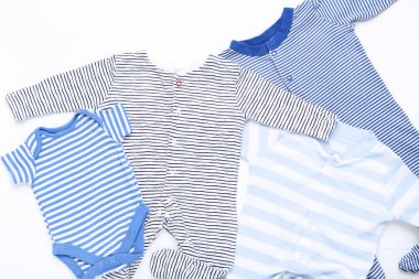 Beyaz ahşap masa üzerinde bebek bodysuits