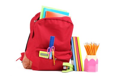 Beyaz arka planda okul malzemelerinin olduğu sırt çantası.