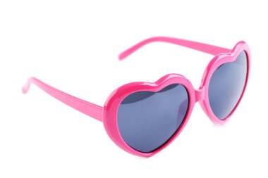 Kalp şeklinde güneş gözlüğü beyaz arka plan üzerinde izole