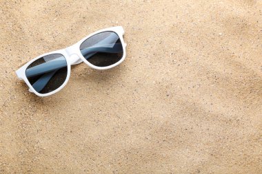 Plaj kummodern güneş gözlüğü