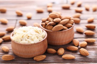 Kahverengi ahşap masa üzerinde kase lerde Badem