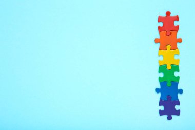 Mavi arka planda gökkuşağı bulmacalar