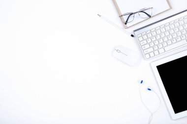 Tablet, gözlüklü klavye bilgisayar, fare ve kalem üzerinde