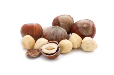 Fındıklar beyaz arkaplanda izole