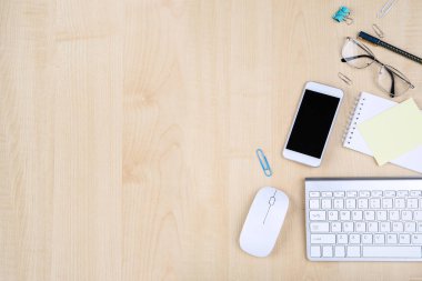 Akıllı telefon, gözlüklü klavye bilgisayarı, not defteri ve fare