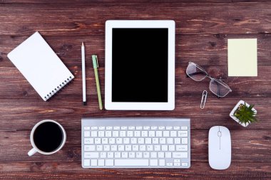 Tablet, fare ile klavye bilgisayar, not defteri, gözlük ve fincan o