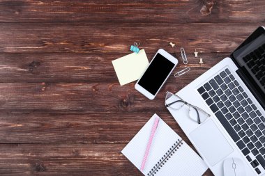 Kahverengi wo akıllı telefon, not defteri ve gözlük ile Dizüstü bilgisayar