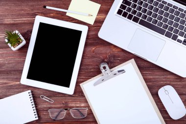 Gözlüklü dizüstü bilgisayar ve tablet bilgisayar, pano, woo üzerinde fare