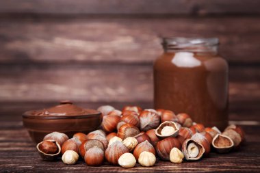 Kahverengi ahşap masada fındık ile erimiş çikolata