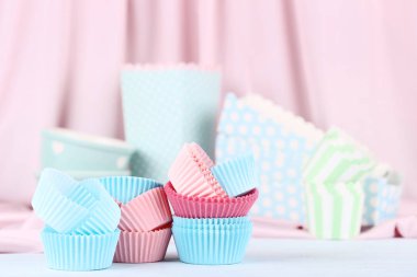 Renkli cupcake durumlarda tablo