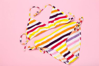 Pembe arka planda moda çizgili mayo