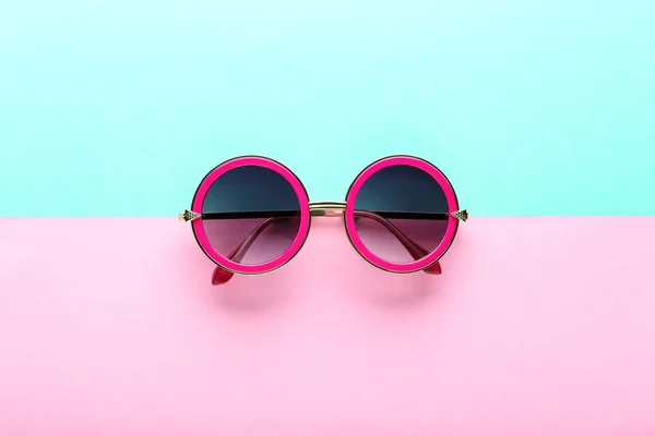 Gafas de sol modernas sobre fondo colorido —  Fotos de Stock