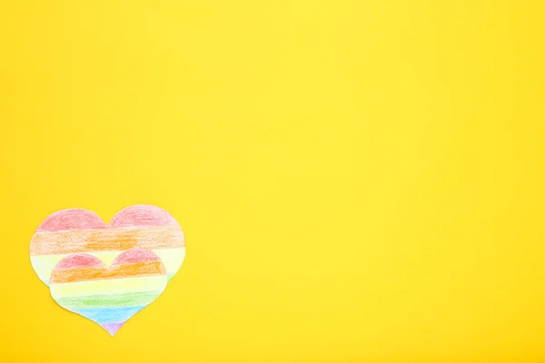 Corazones de papel arco iris sobre fondo amarillo —  Fotos de Stock