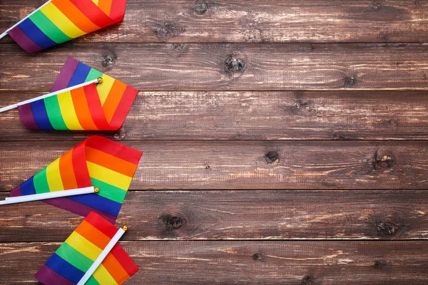 Banderas de arco iris sobre mesa de madera marrón — Foto de Stock