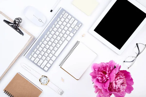 Tableta, teclado con flor de peonía, bloc de notas, ratón y — Foto de Stock