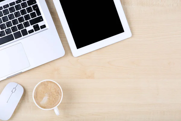 Tablet, computador portátil com mouse e xícara de café em t de madeira — Fotografia de Stock