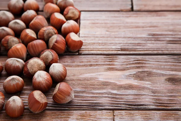 Mogna hasselnötter på brunt träbord — Stockfoto