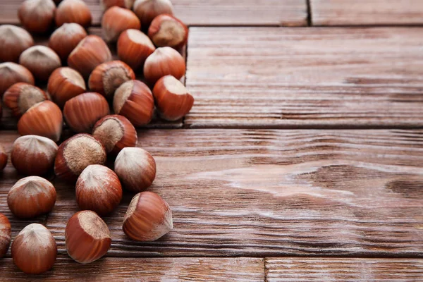 Nocciole mature su tavolo di legno marrone — Foto Stock