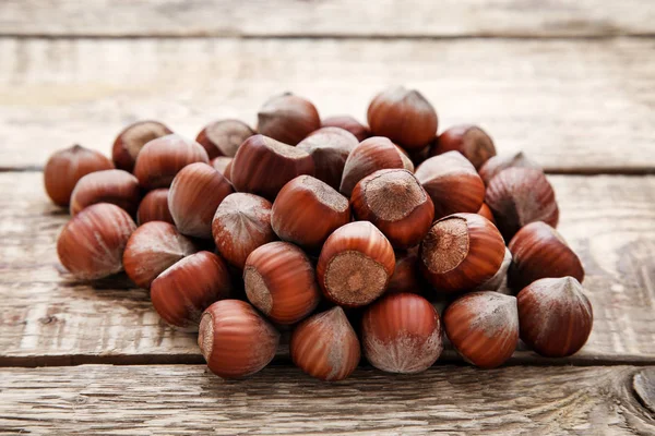 Nocciole mature su tavolo di legno marrone — Foto Stock