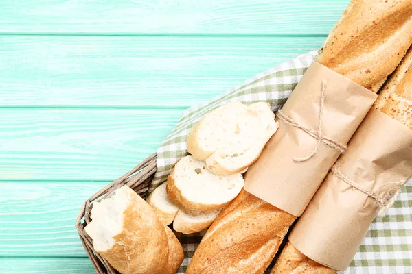 Taze baget ekmek sepeti ahşap masa üzerinde peçete ile — Stok fotoğraf