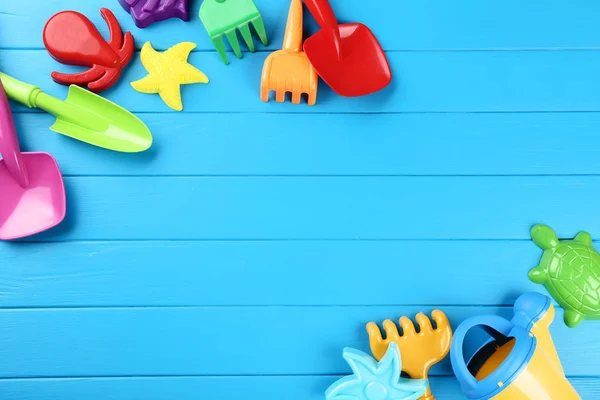 Kunststof strand speelgoed op blauwe houten tafel — Stockfoto