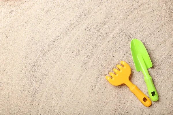 Brinquedos de plástico na areia da praia — Fotografia de Stock