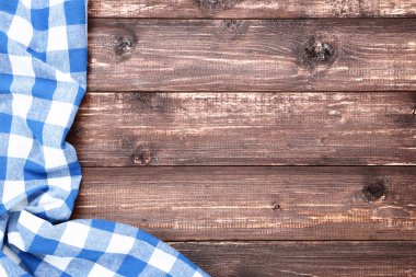 Mavi kahverengi ahşap masa peçeteye