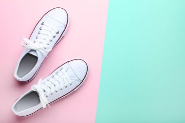 Çift renkli arka plan üzerinde beyaz spor ayakkabı