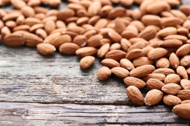 Gri ahşap masa üzerinde badem