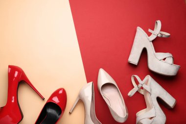 Renkli arka planda farklı yüksek topuklu ayakkabılar