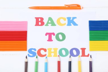 Okula beyaz ahşap masadaki kırtasiyeyle dön.