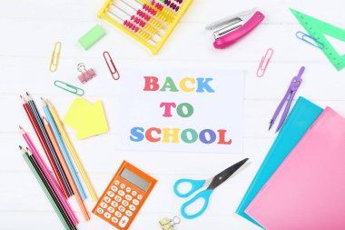 Okula beyaz ahşap masadaki kırtasiyeyle dön.