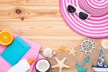 Kahverengi ahşap masa üzerinde deniz kabukları ve meyve ile Moda giyim