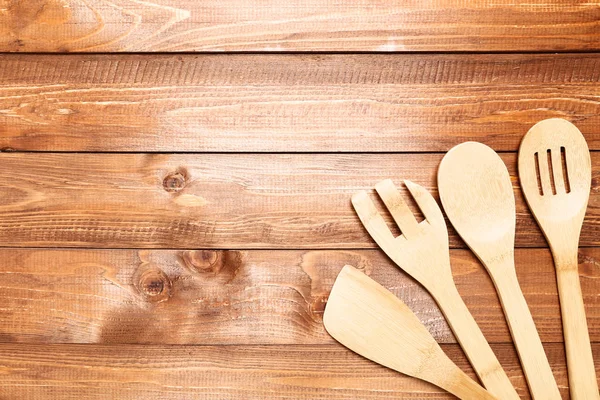 Cubertería de cocina de madera sobre mesa marrón — Foto de Stock