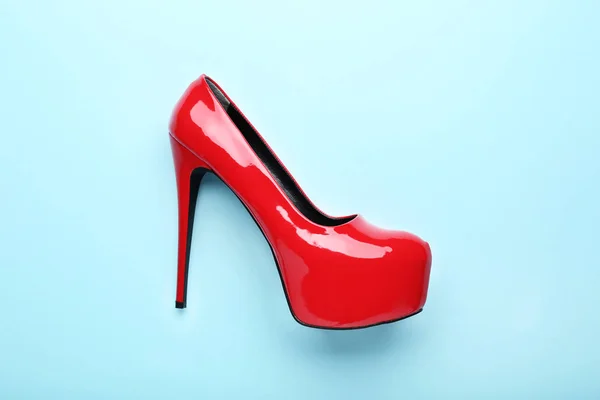 Vörös magas sarkú cipő, kék háttér — Stock Fotó