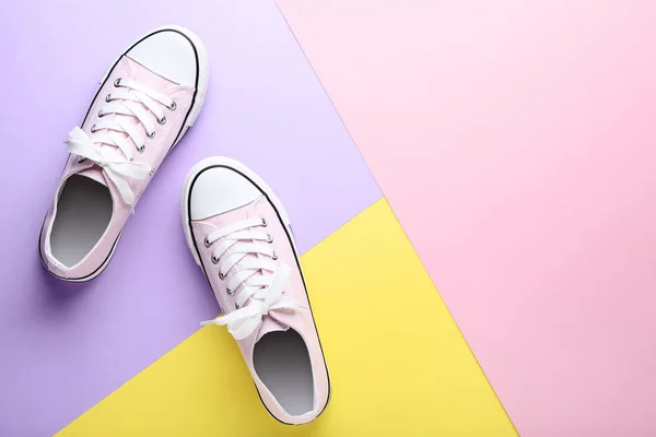 Par i rosa sneakers på färgglada bakgrund — Stockfoto