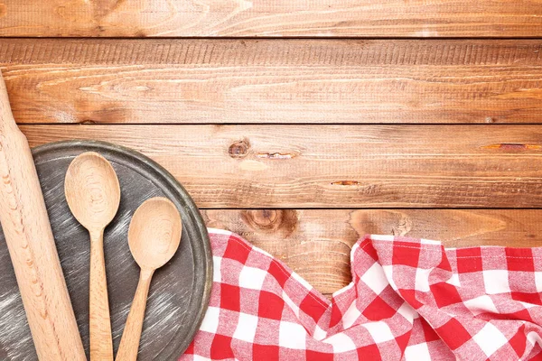 Posate in legno con tovagliolo rosso sul tavolo marrone — Foto Stock