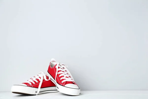 Sepasang sepatu kets merah pada latar belakang abu-abu — Stok Foto