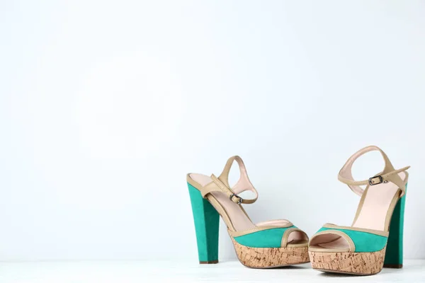 Groene hoge hak schoenen op grijze achtergrond — Stockfoto