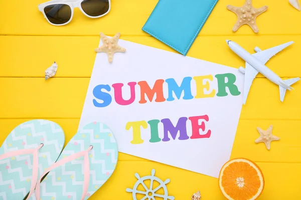 Mode kleding met schelpen en tekst zomertijd op geel w — Stockfoto