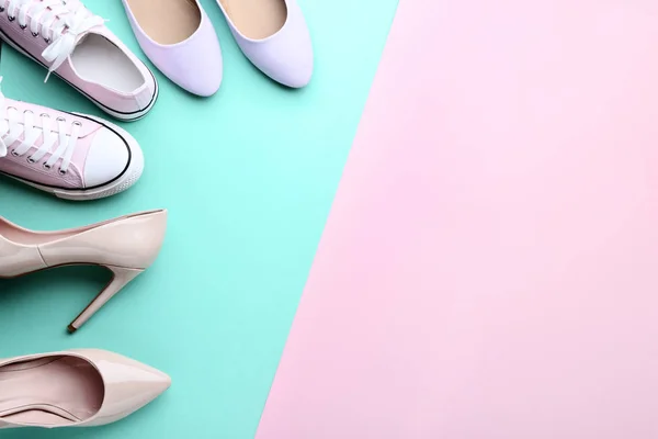 Різні жіночі туфлі на барвистому фоні — стокове фото