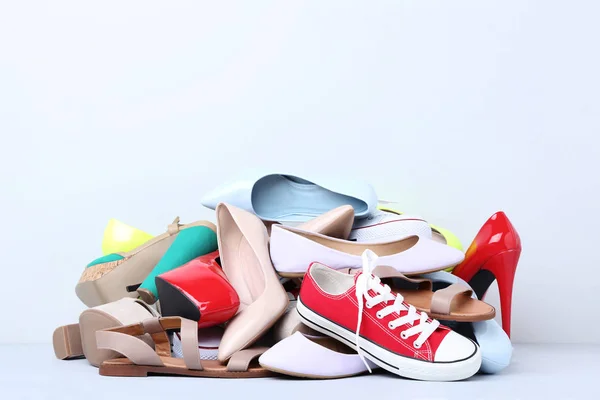Різні жіночі туфлі на сірому фоні — стокове фото