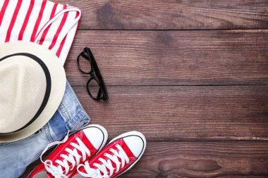 Modern kadın giyim aksesuarları ahşap tablo ile