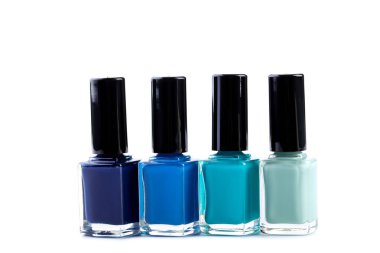 Beyaz arka planda izole tırnak cilası şişeleri