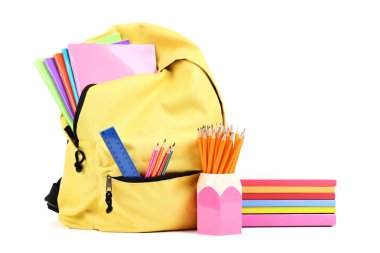 Beyaz arka planda okul malzemelerinin olduğu sırt çantası.