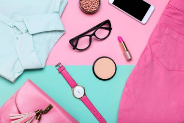 Colorfu kozmetik ve aksesuarları ile Trendy kadın giysileri