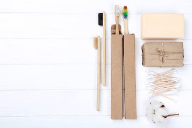 Beyaz ahşap sabun ve pamuk çubukları ile Bambu diş fırçaları 